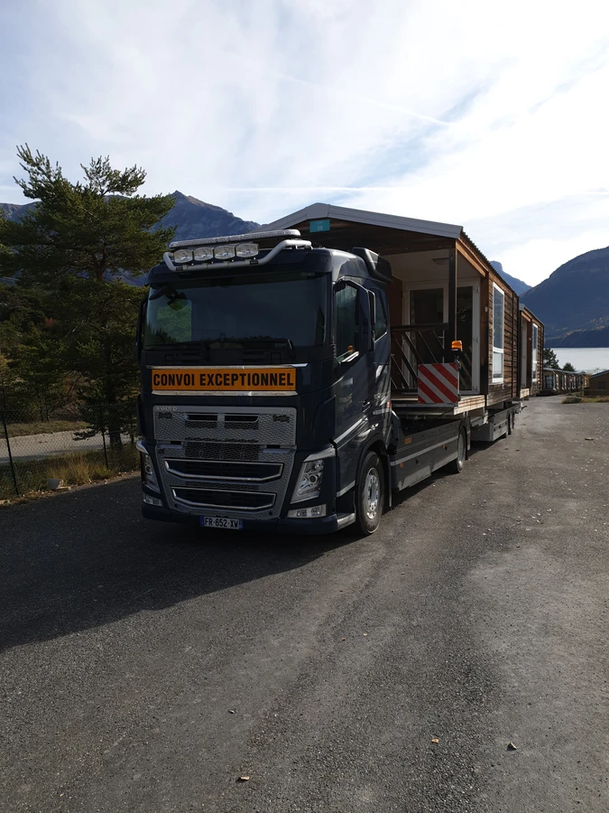 Convoi exceptionnel transportant un chalet